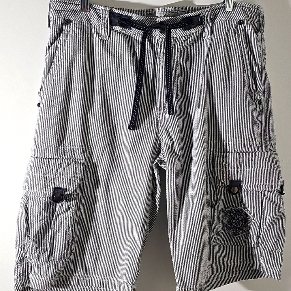 Marc Ecko mens Searsucker Cargo Shorts. Size‎ 33. Gray/white.